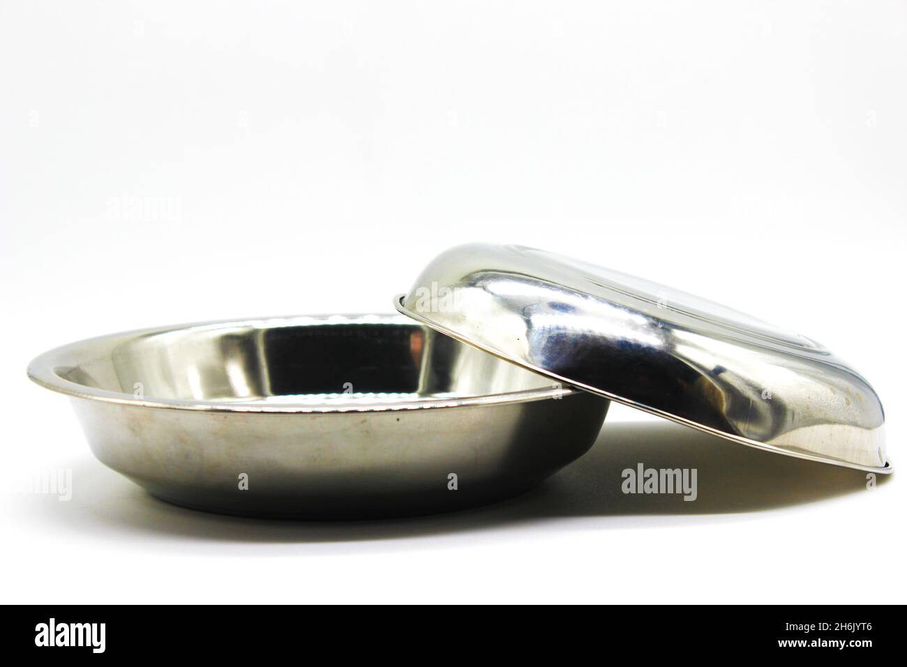Piastre in acciaio inox su sfondo bianco con messa a fuoco selettiva Foto Stock