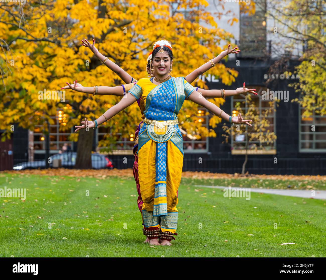 St Andrew Square, Edimburgo, Scozia, Regno Unito, lancio di Diwali: La celebrazione multiculturale di Edimburgo si apre il 21 novembre, per la prima volta in 2 anni. Nella foto: I ballerini indiani colorati in abito tradizionale di Dance Ihayami lanciano i festeggiamenti di Edinburgh Diwali Foto Stock