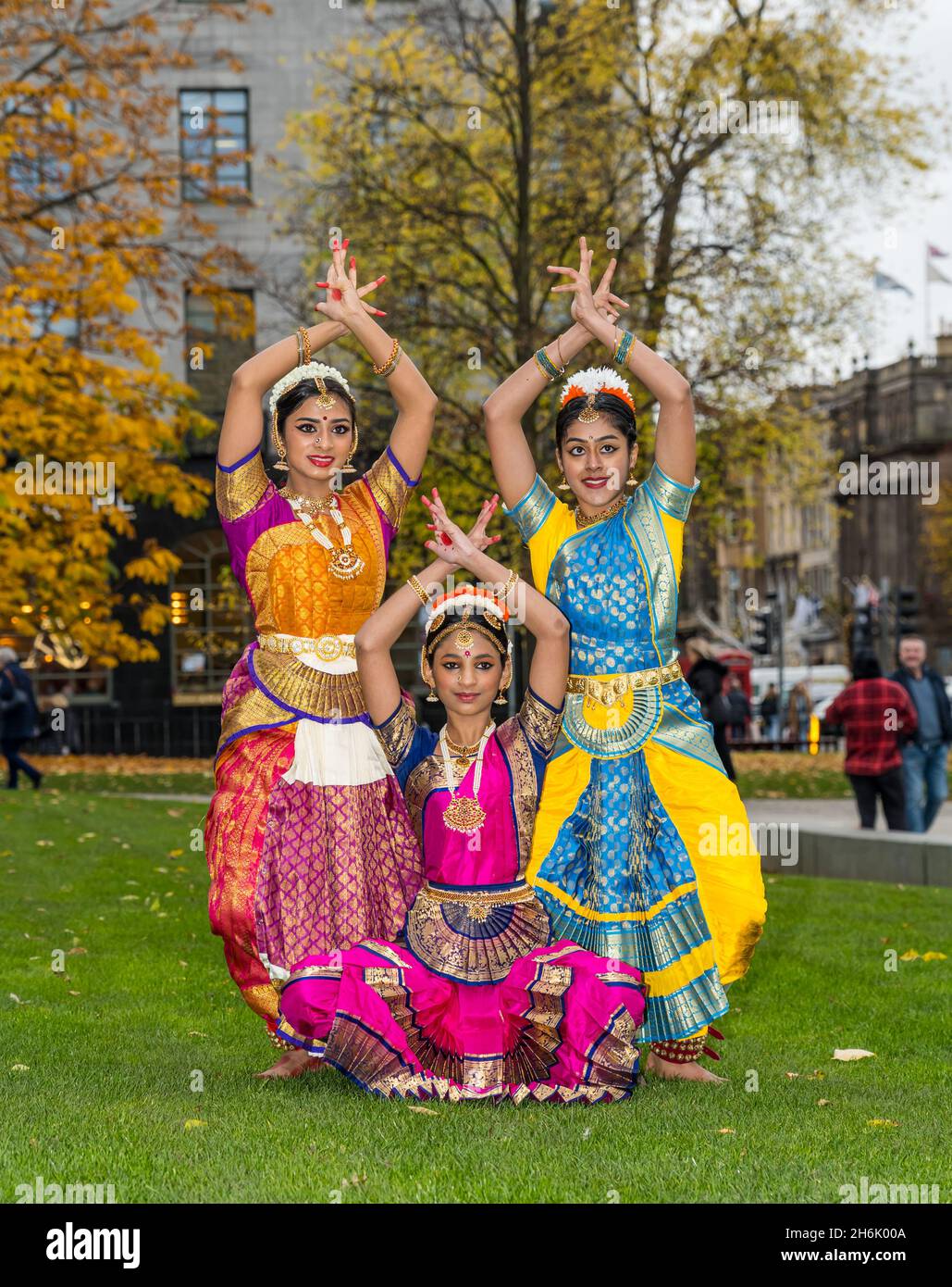 St Andrew Square, Edimburgo, Scozia, Regno Unito, lancio di Diwali: La celebrazione multiculturale di Edimburgo si apre il 21 novembre, per la prima volta in 2 anni. Nella foto: I ballerini indiani colorati in abito tradizionale di Dance Ihayami lanciano i festeggiamenti di Edinburgh Diwali Foto Stock