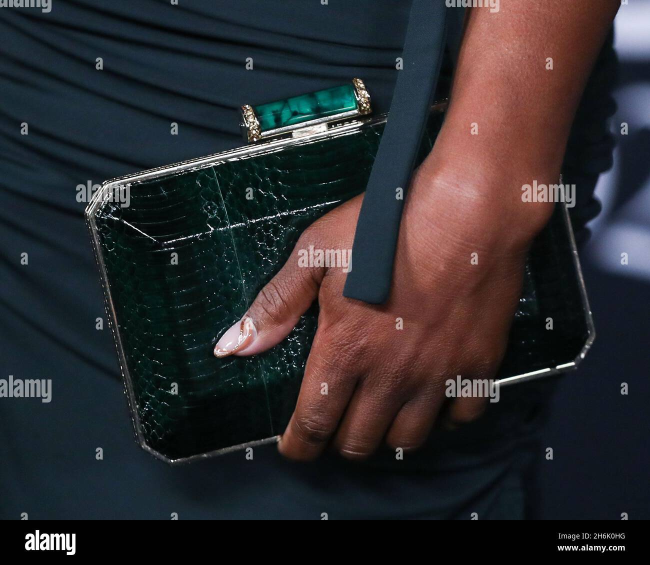 Los Angeles, Stati Uniti. 15 Nov 2021. LOS ANGELES, CALIFORNIA, Stati Uniti d'America - NOVEMBRE 15: La ginnastica Simone Biles che indossa un abito Aliette, scarpe Christian Louboutin e gioielli Matteo mentre porta una borsa Judith Leiber arriva al 6° InStyle Awards 2021 che si tiene presso il Getty Center il 15 Novembre 2021 a Los Angeles, California, Stati Uniti. (Foto di Xavier Collin/Image Press Agency/Sipa USA) Credit: Sipa USA/Alamy Live News Foto Stock