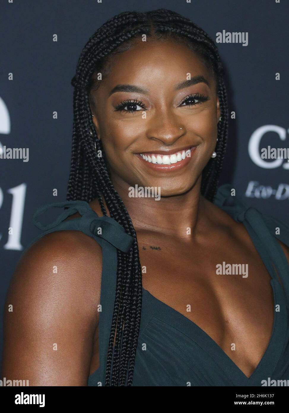 Los Angeles, Stati Uniti. 15 Nov 2021. LOS ANGELES, CALIFORNIA, Stati Uniti d'America - NOVEMBRE 15: La ginnastica Simone Biles che indossa un abito Aliette, scarpe Christian Louboutin e gioielli Matteo mentre porta una borsa Judith Leiber arriva al 6° InStyle Awards 2021 che si tiene presso il Getty Center il 15 Novembre 2021 a Los Angeles, California, Stati Uniti. (Foto di Xavier Collin/Image Press Agency/Sipa USA) Credit: Sipa USA/Alamy Live News Foto Stock
