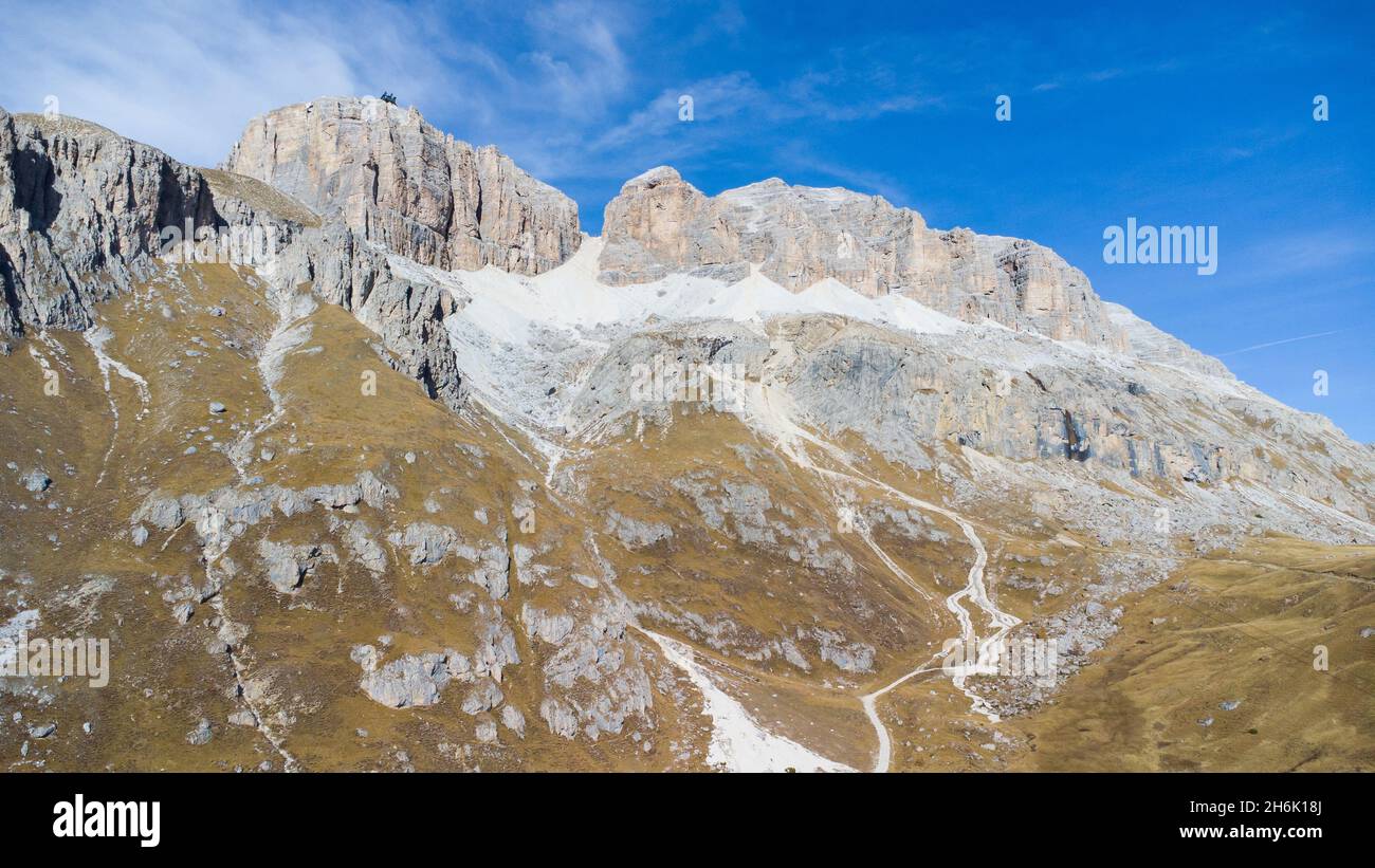 Impressioni montane dalle Dolomiti nelle alpi italiane con imponenti pareti rocciose Foto Stock