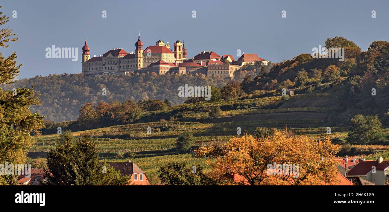 abbazia di Goettweig alla luce del sole che affonda all'inizio dell'autunno, in Austria Foto Stock
