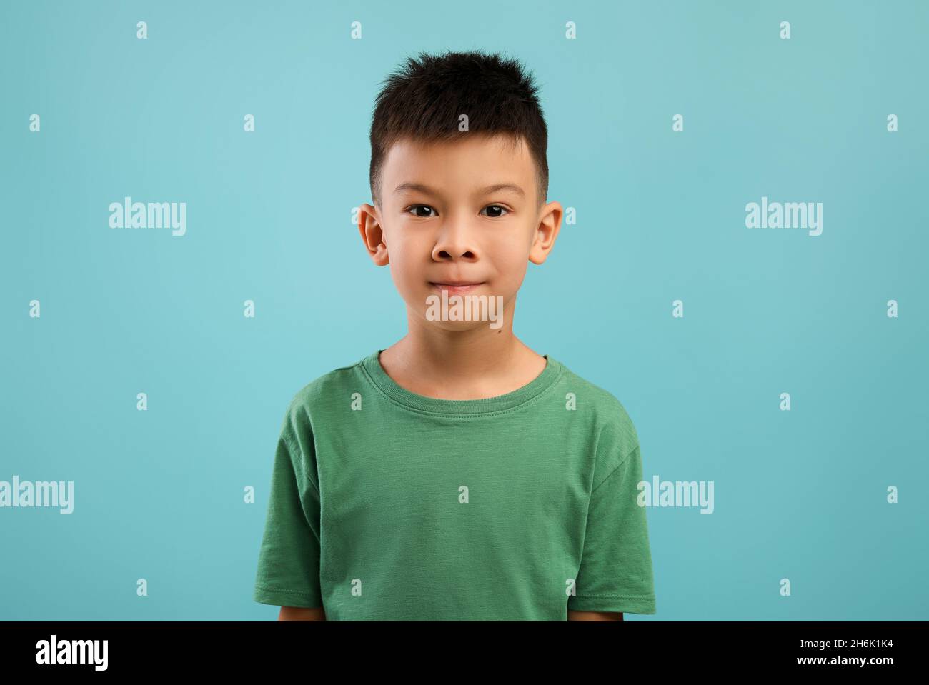 Ritratto figlio. Primo piano Shot di carino piccolo asiatico ragazzo guardando la fotocamera Foto Stock