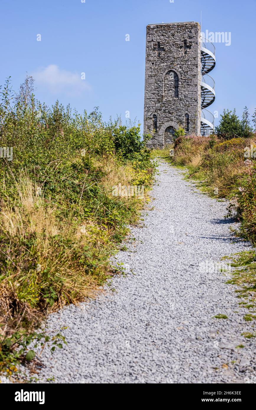 Il punto panoramico della Wellington Tower su Grange Crag. Costruito nel 1817 da Sir William Barker Bar per celebrare la vittoria del Duca di Wellington in battaglia Foto Stock