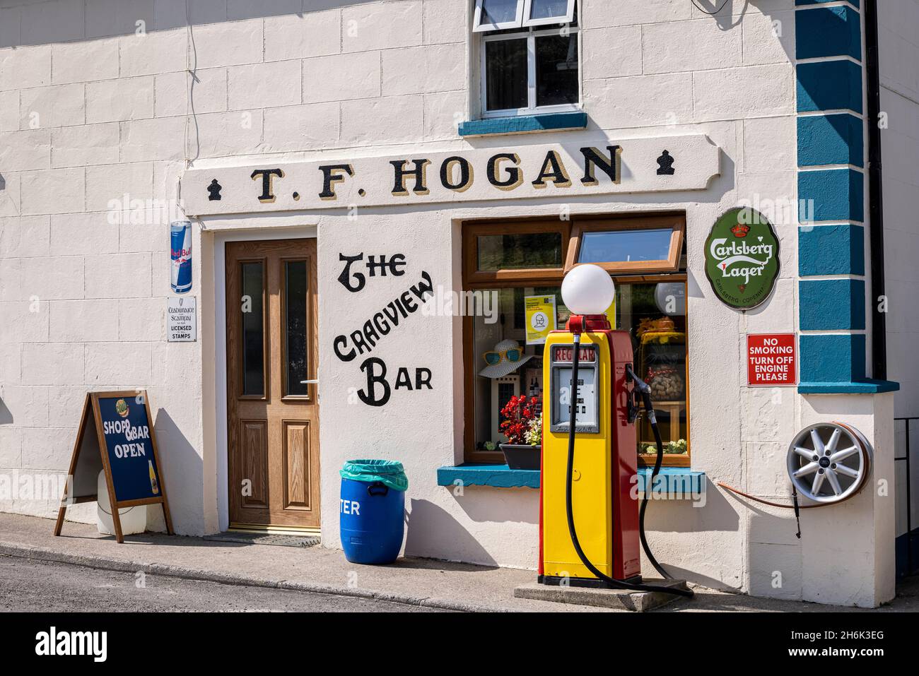 TF Hogan, il Cragview Bar, negozio e distributore di benzina nel villaggio di Grange, County Tipperary, Irlanda Foto Stock