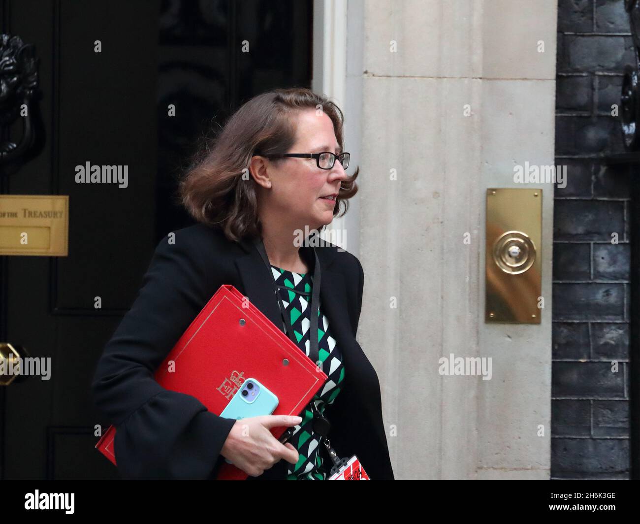 Londra, Regno Unito. 16 novembre 2021. Leader della Casa dei Lord Baronessa Evans di Bowes Park lasciando Downing Street No 10 afte la riunione settimanale del gabinetto. Credit: Uwe Deffner/Alamy Live News Foto Stock