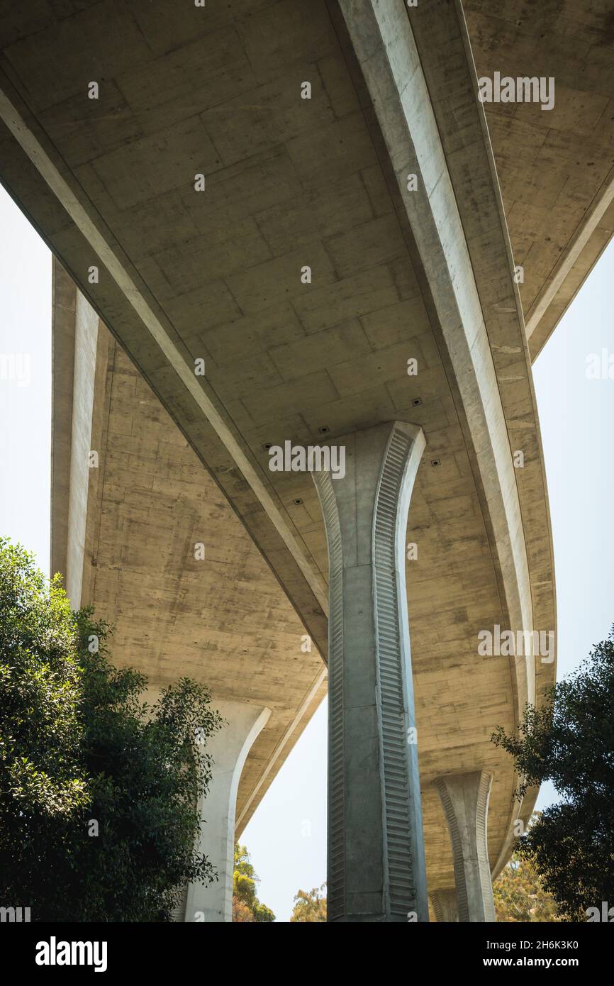 Sotto il ponte American Freeway. Immagine verticale Foto Stock