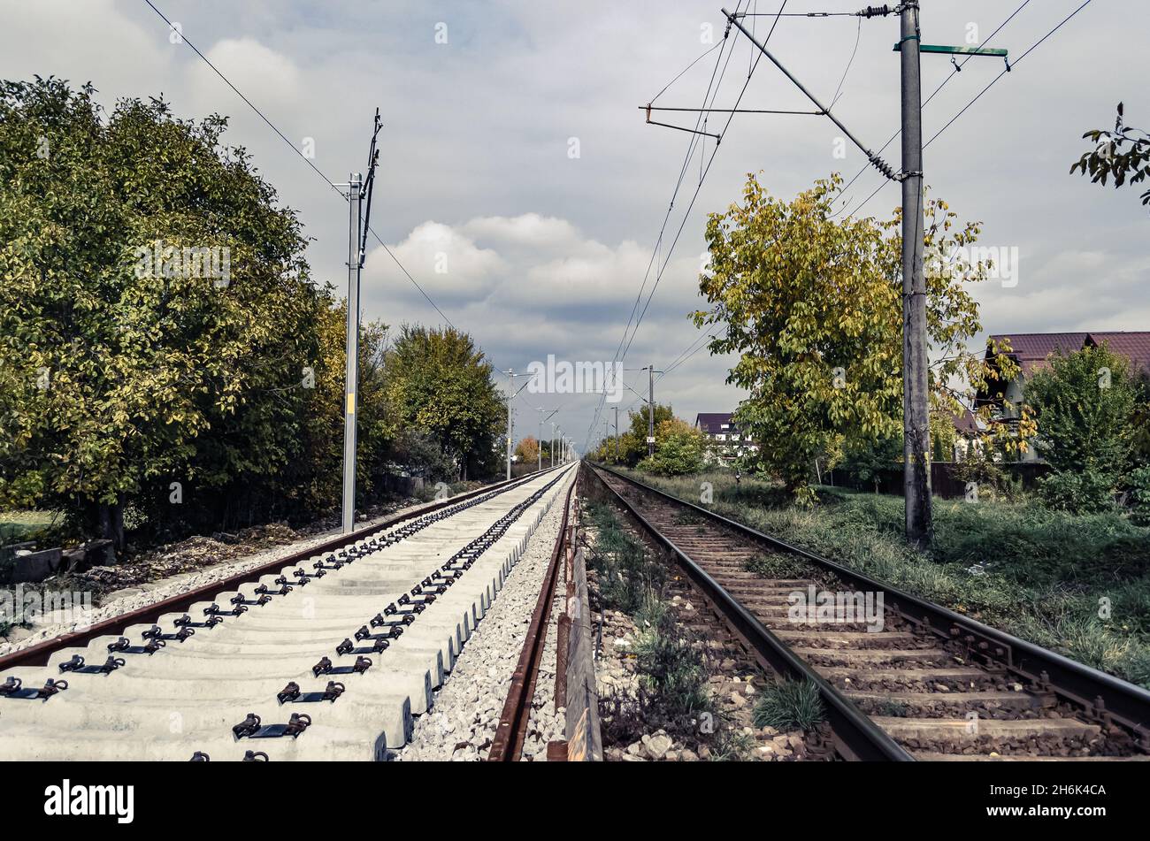 Ferrovia in fase di aggiornamento, vecchie e nuove rotaie visibili Foto Stock