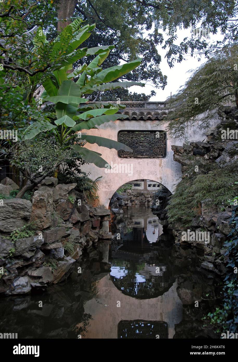 Yu Yuan Gardens, Shanghai, Cina: Yu Yuan è un giardino cinese tradizionale con sale, padiglioni e ponti incastonati tra gli stagni, gli alberi e le rocce. Foto Stock