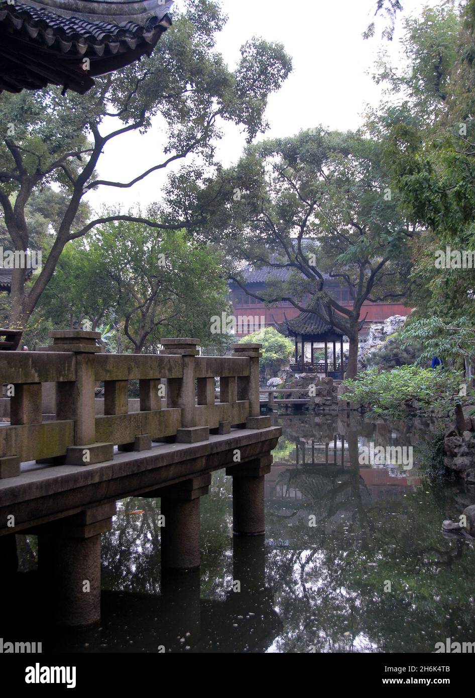 Yu Yuan Gardens, Shanghai, Cina: Yu Yuan è un giardino cinese tradizionale con sale, padiglioni e ponti incastonati tra gli stagni, gli alberi e le rocce. Foto Stock