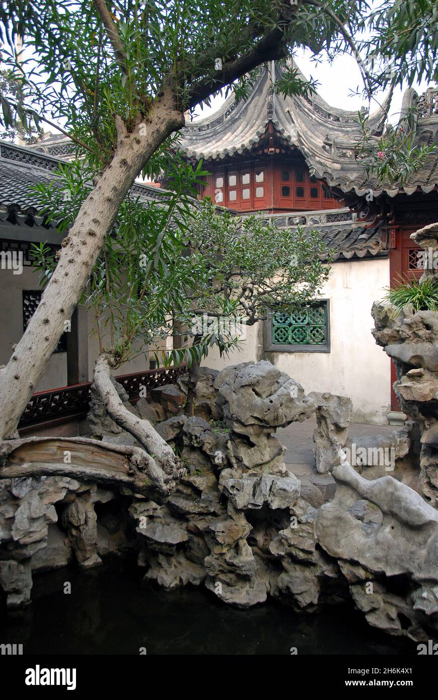Yu Yuan Gardens, Shanghai, Cina: Yu Yuan è un giardino cinese tradizionale con sale, padiglioni e ponti incastonati tra gli stagni, gli alberi e le rocce. Foto Stock