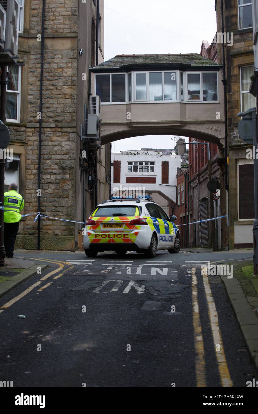 Morecambe Lancashire Regno Unito 16 novembre 2021, la polizia del Lancashire ora ha arrestato un 13 anni da Lancaster su sospetto di tentato Murder come polizia continua a cercare la zona del tiro intorno al vicolo. Ieri sera la polizia ha indonato un'area di Marine Road Central e Skipton Street la risposta iniziale è stata alle segnalazioni di un braccio di fuoco in corso di dimissione poco prima delle 18.00 e alla presenza di polizia e ambulanza e un uomo di 20 anni è stato portato in ospedale dove è stata descritta la sua condizione Come serio ma stabile l'incidente ha avuto luogo dove scene dalla baia Wh Foto Stock