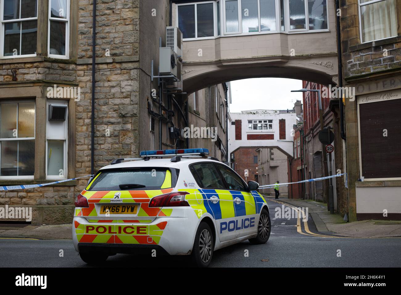 Morecambe Lancashire Regno Unito 16 novembre 2021, la polizia del Lancashire ora ha arrestato un 13 anni da Lancaster su sospetto di tentato Murder come polizia continua a cercare la zona del tiro intorno al vicolo. Ieri sera la polizia ha indonato un'area di Marine Road Central e Skipton Street la risposta iniziale è stata alle segnalazioni di un braccio di fuoco in corso di dimissione poco prima delle 18.00 e alla presenza di polizia e ambulanza e un uomo di 20 anni è stato portato in ospedale dove è stata descritta la sua condizione come serio ma stabile. L'incidente ha avuto luogo dove le scene dalla baia w Foto Stock