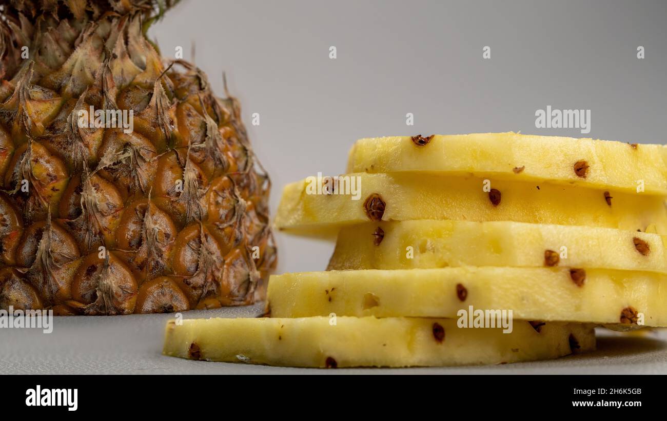 Ananas maturo con foglia isolata su bacinella bianca Foto Stock