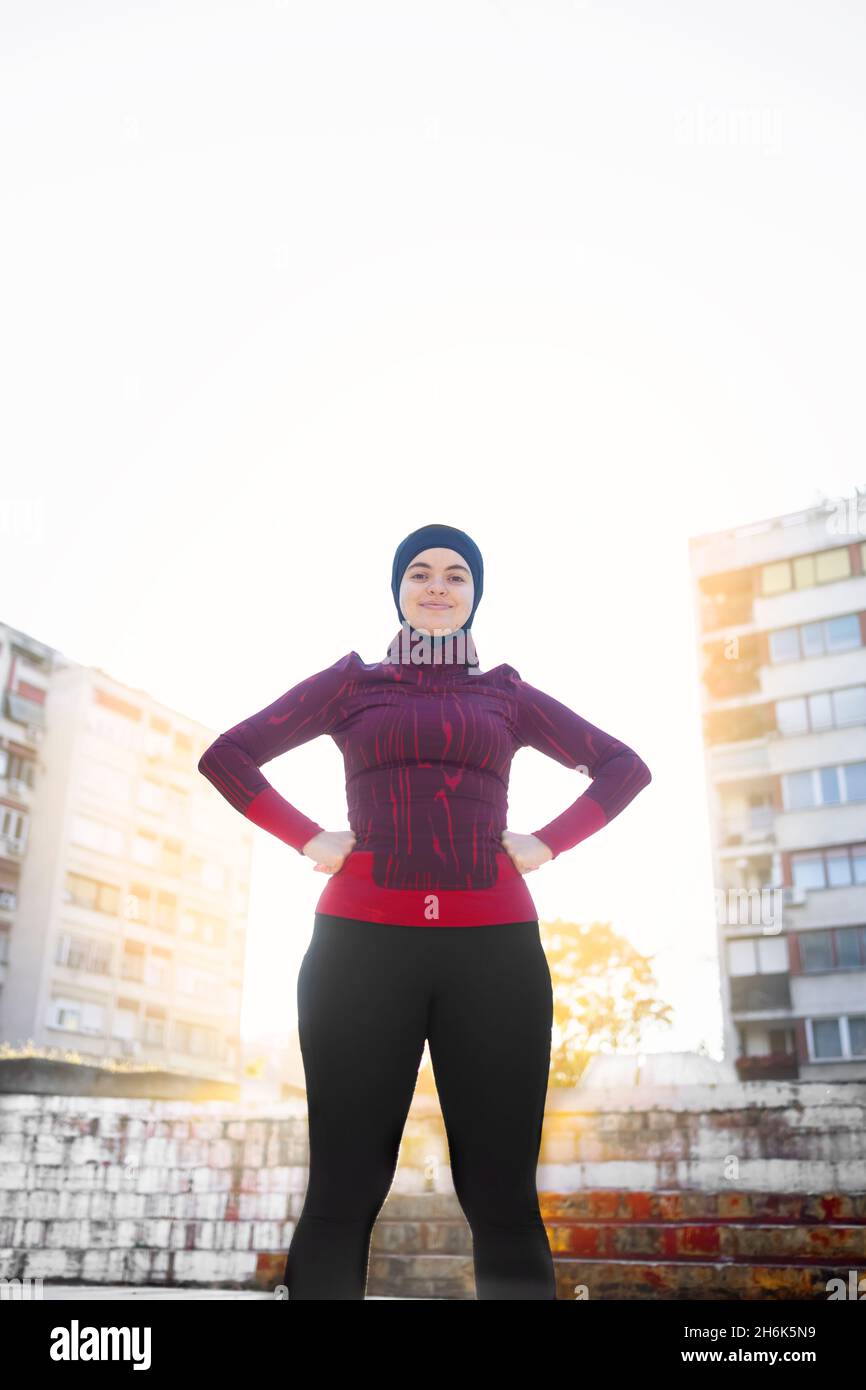 Adolescente Medio Oriente donna in posa nei suoi vestiti di allenamento Foto Stock