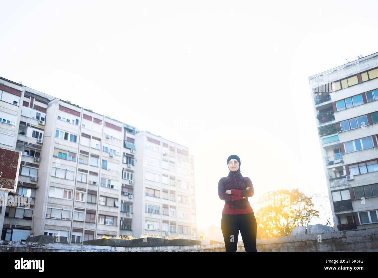 Giovane donna musulmana con un hijab in posa nei suoi vestiti di allenamento Foto Stock