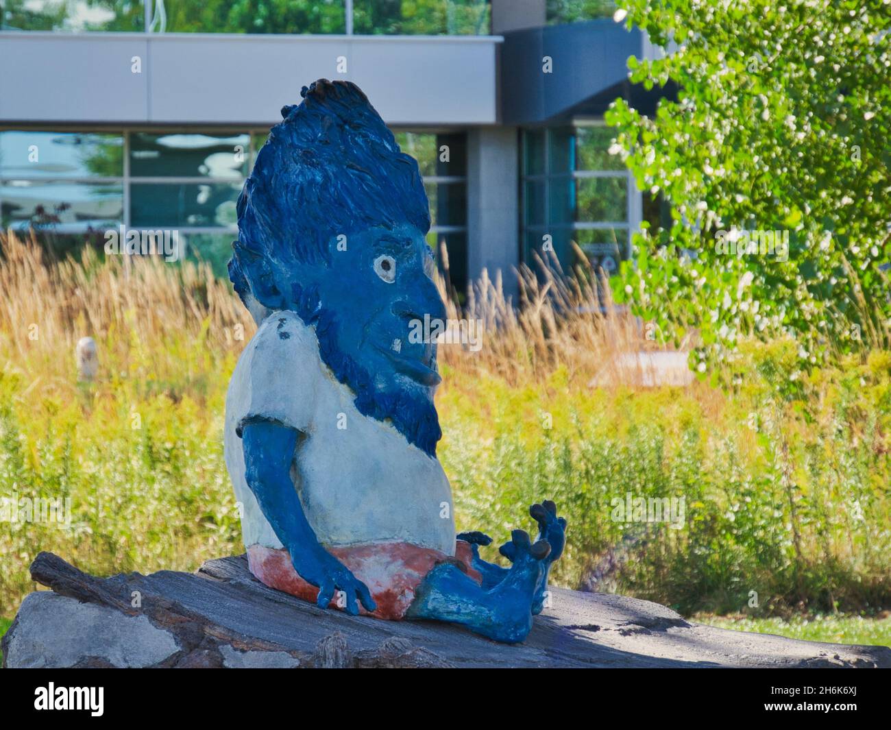 OMAHA, STATI UNITI - 14 ottobre 2021: La statua di Omar The Troll al Bob Kerrey Pedestrian Bridge, Omaha, Nebraska Foto Stock