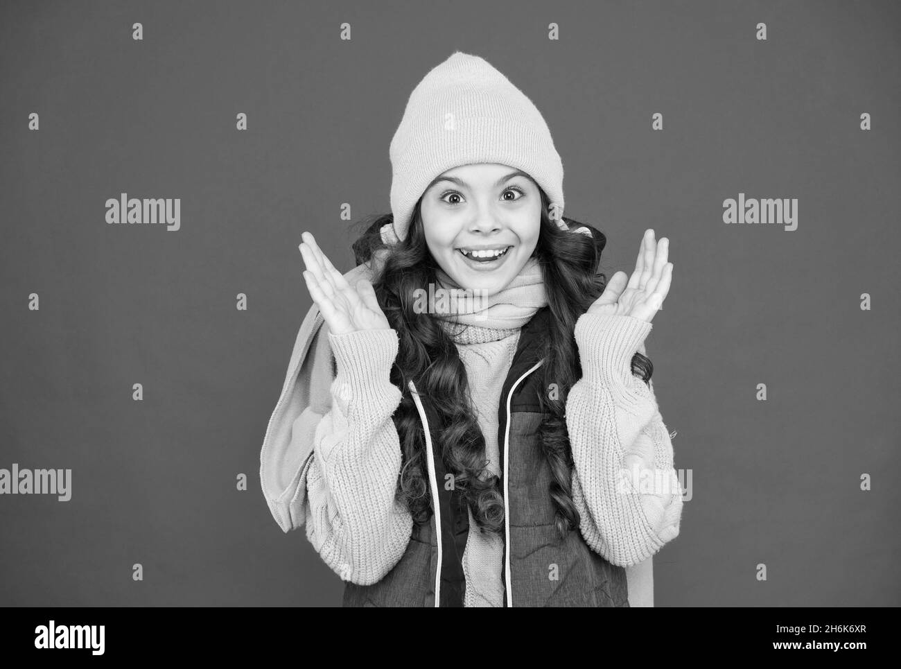 ragazza estremamente felice con capelli lunghi indossare abiti caldi, sorpresa Foto Stock