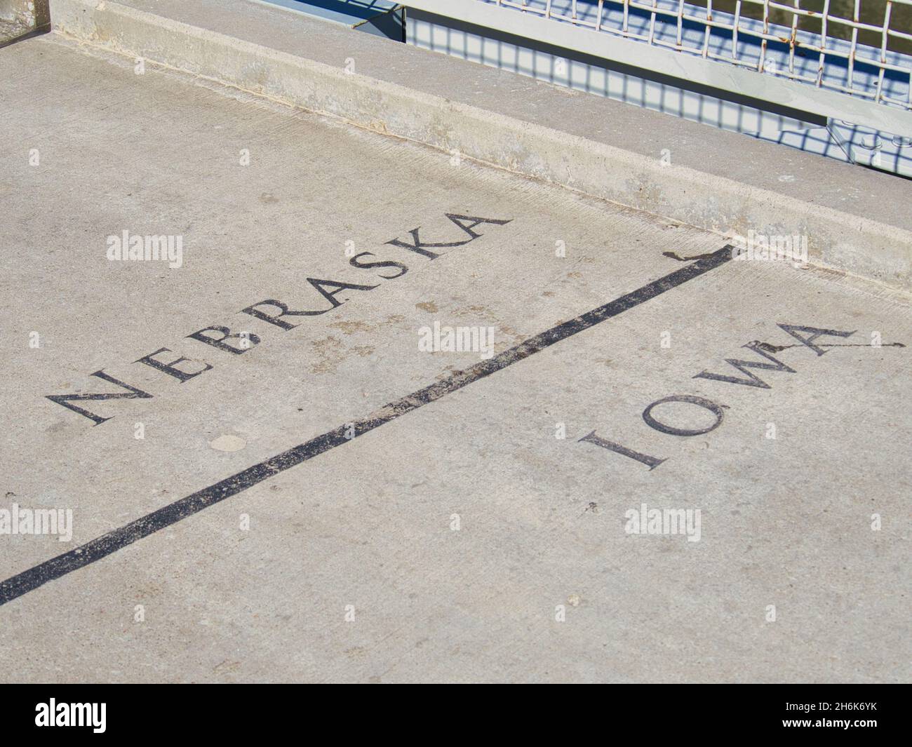 OMAHA, STATI UNITI - 14 ottobre 2021: Confine con il Nebraska Iowa sul Bob Kerrey Pedestrian Bridge, Omaha, Nebraska Foto Stock