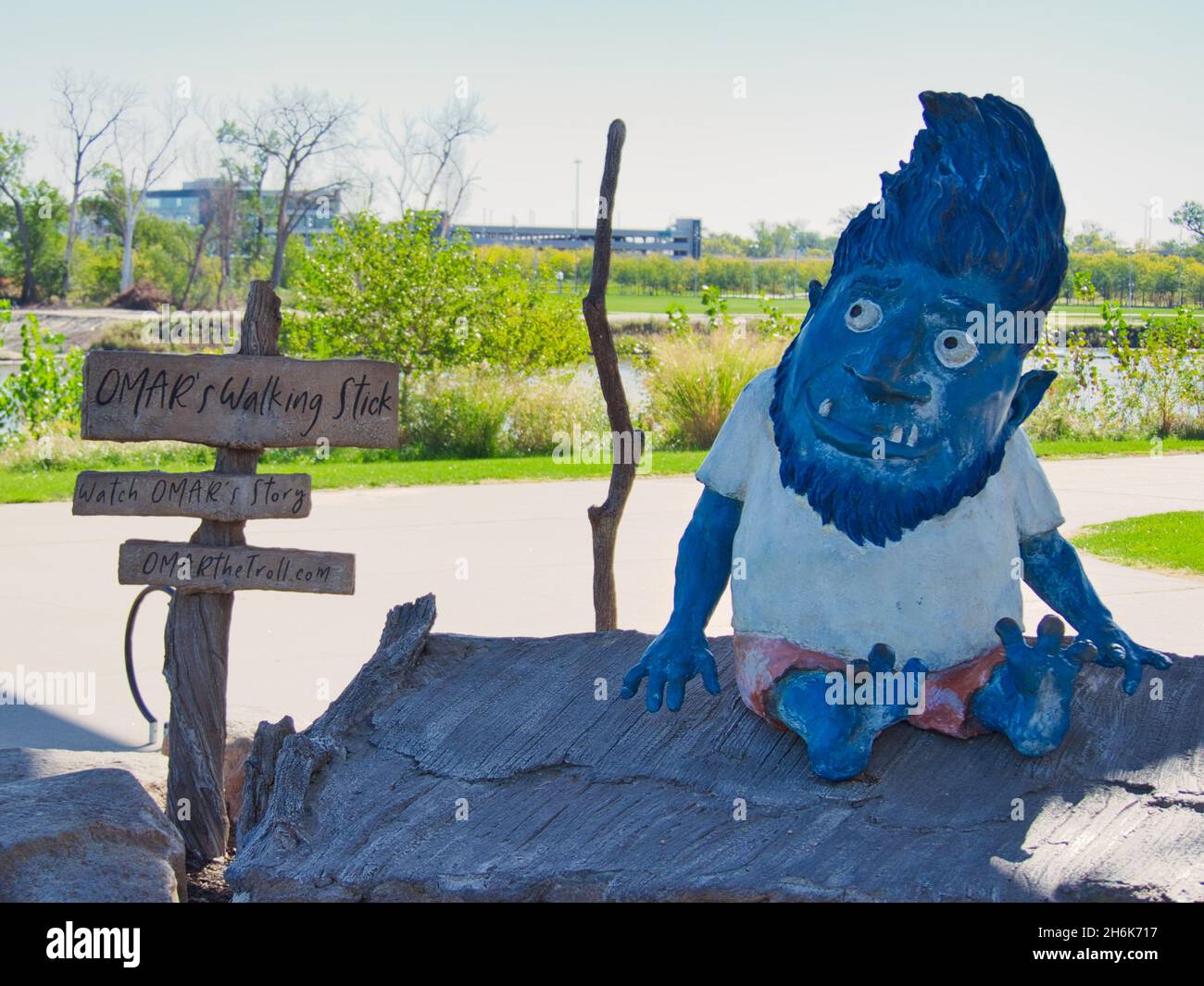 OMAHA, STATI UNITI - 14 ottobre 2021: La statua di Omar The Troll al Bob Kerrey Pedestrian Bridge, Omaha, Nebraska Foto Stock