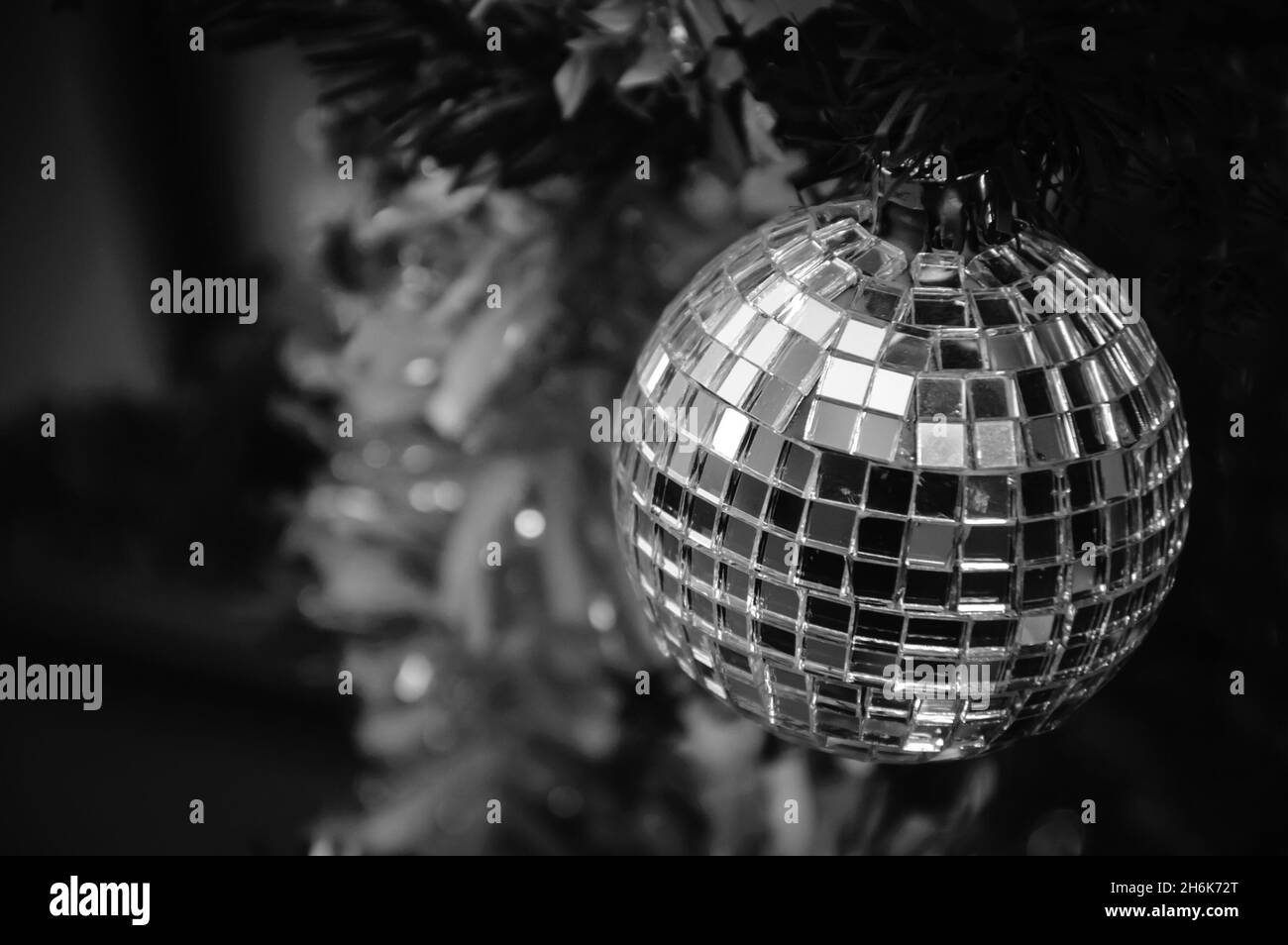 Albero di Natale decorato con specchio da discoteca. Bianco e nero. Foto invecchiata. Foto Stock