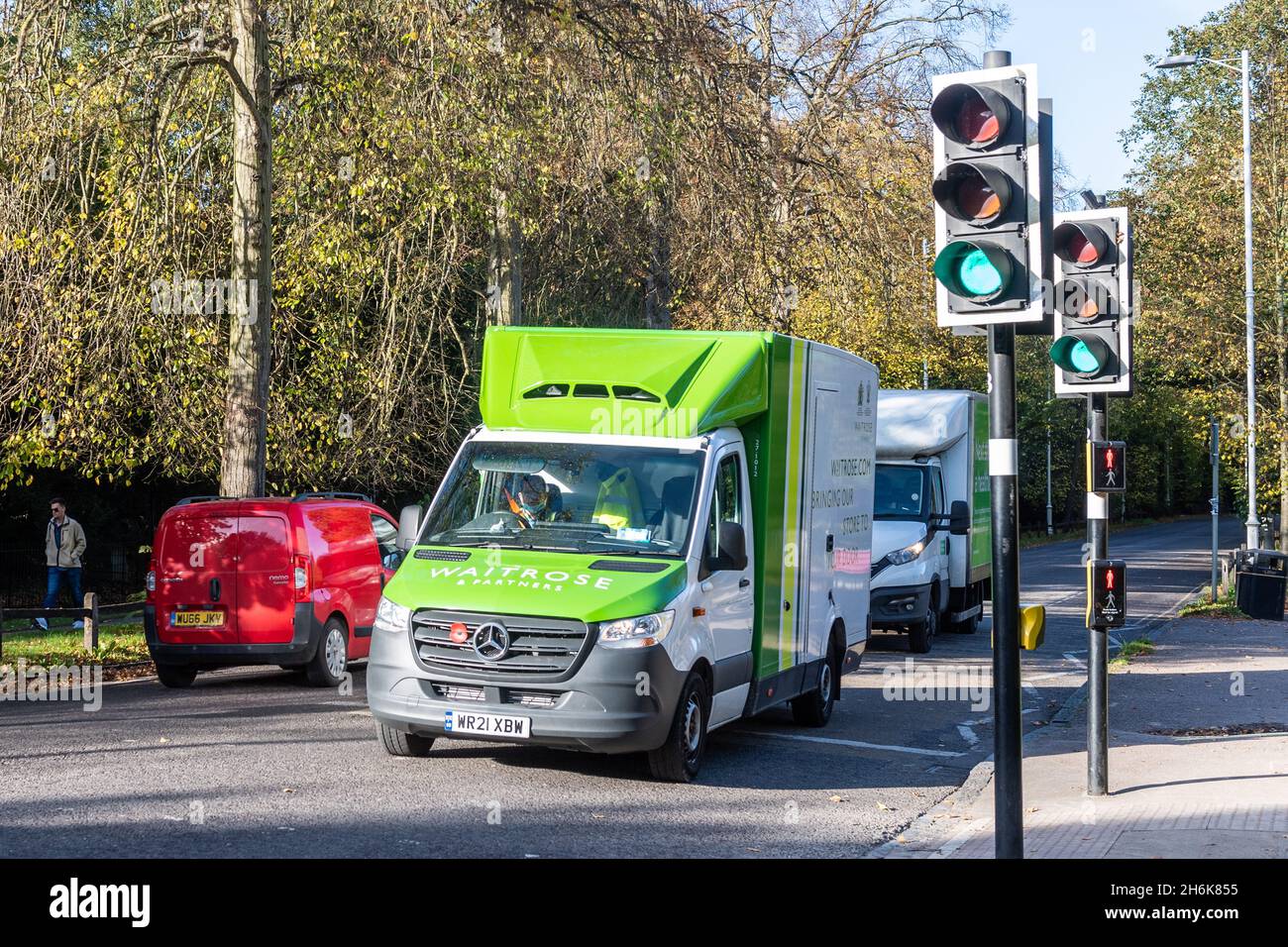 Waitrose furgoni per la consegna a domicilio a Cambridge, Regno Unito. Foto Stock