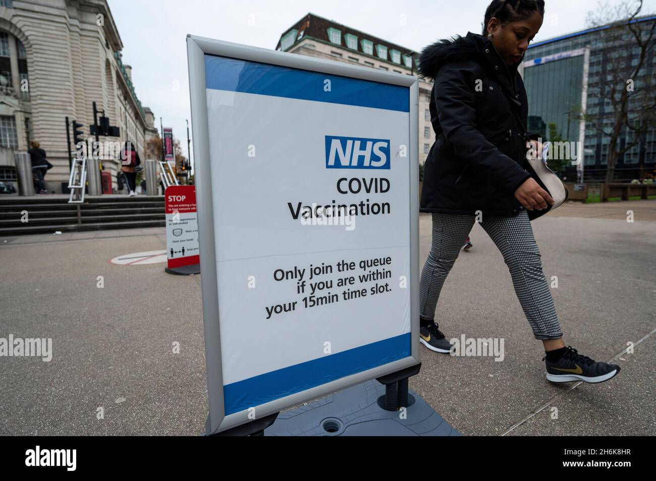 Londra, Regno Unito. 16 novembre 2021. Un cartello all'esterno di un centro di vaccinazione presso il St Thomas’ Hospital di Westminster. Il governo del Regno Unito ha indicato che tre jab (2 jab più un richiamo) costituiranno una vaccinazione completa. Chris Whitty, Chief Medical Officer inglese, ha affermato che ci sono state “nubi di tempesta” che si sono radunate in alcune parti d’Europa e ha avvertito che c’era una grande preoccupazione riguardo ai tassi di vaccinazione tra le donne incinte, in quanto con il 98% delle donne gravissime in ospedale non era stato vaccinato. Credit: Stephen Chung / Alamy Live News Foto Stock