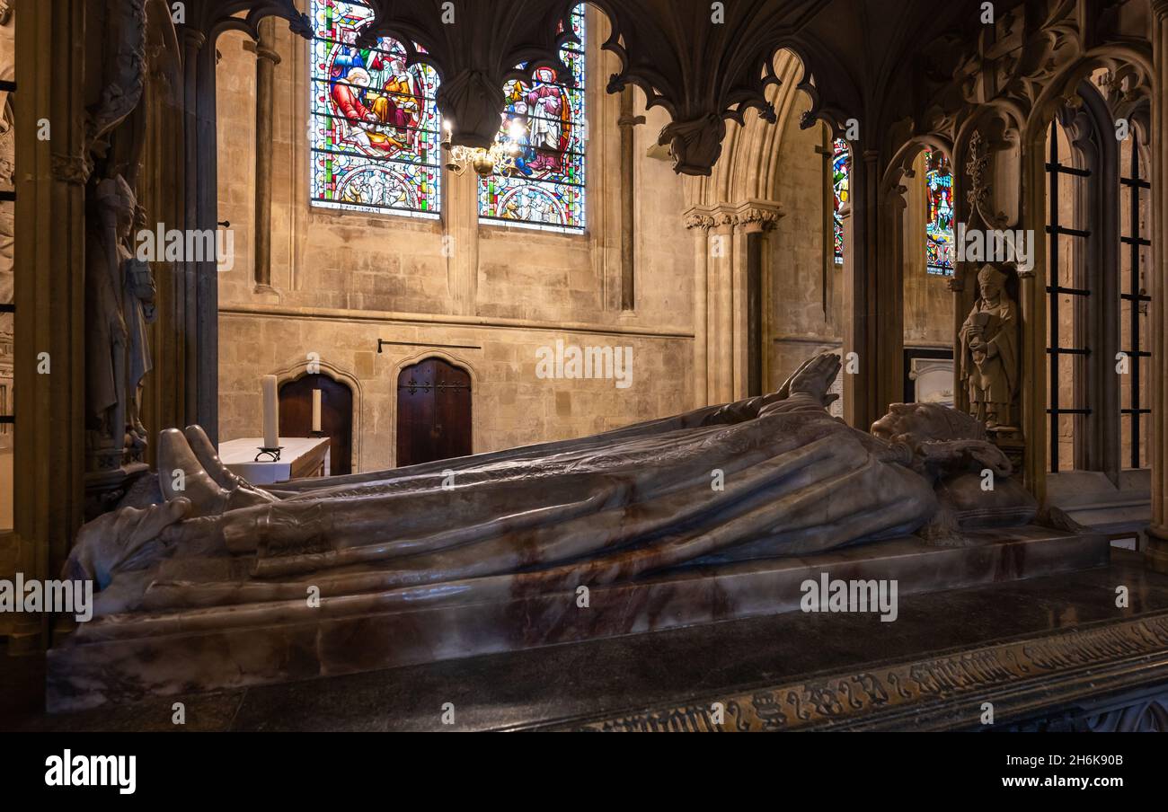 Effigie di marmo alla tomba di Richard Durnford, vescovo di Chichester 1870-95, Chichester, Regno Unito. Grazie al Decano e Capitolo della Cattedrale di Chichester. Foto Stock