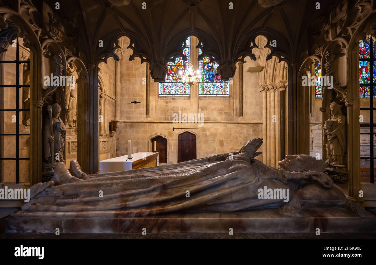 Effigie di marmo alla tomba di Richard Durnford, vescovo di Chichester 1870-95, Chichester, Regno Unito. Grazie al Decano e Capitolo della Cattedrale di Chichester. Foto Stock
