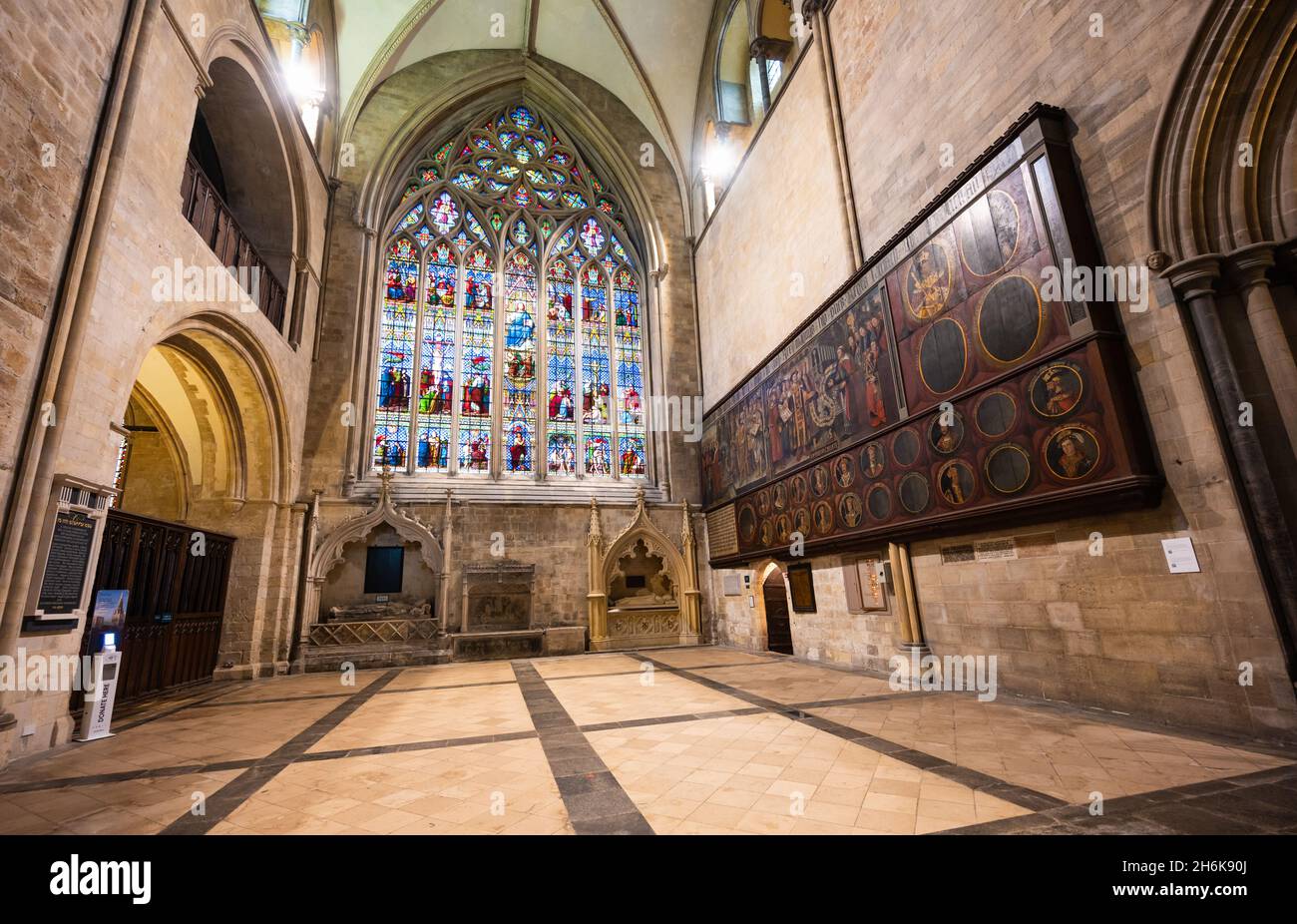 Transetto sud con vetrate colorate e dipinti Tudor Charter nella Cattedrale di Chichester. Grazie al Decano e Capitolo della Cattedrale di Chichester. Foto Stock