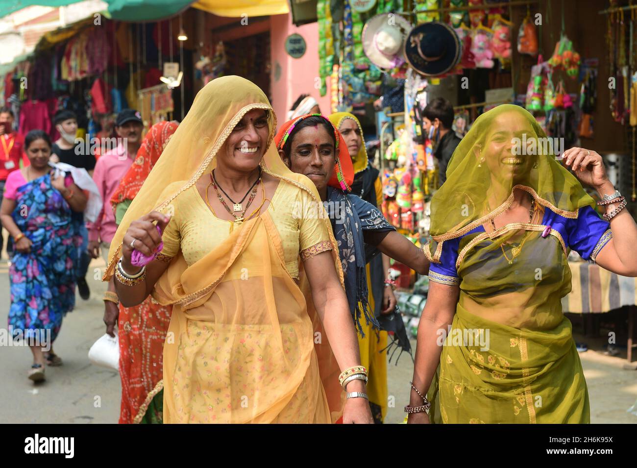 Pushkar, India. 16 novembre 2021. I turisti in un mercato alla fiera annuale di Pushkar nello stato desertico occidentale del Rajasthan, India la domenica, novembre 14. 2021. La fiera è un'importante stagione di pellegrinaggio per gli indù al lago Pushkar, ed è anche un'importante attrazione turistica per i viaggiatori nazionali e internazionali. Foto di Abhishek/UPI Credit: UPI/Alamy Live News Foto Stock