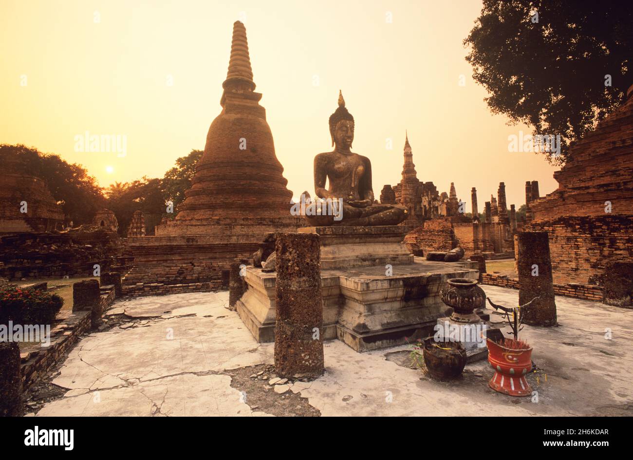 Tramonto sul Tempio Phra si Mahathat, Parco storico di Sukhothai, Thailandia Foto Stock