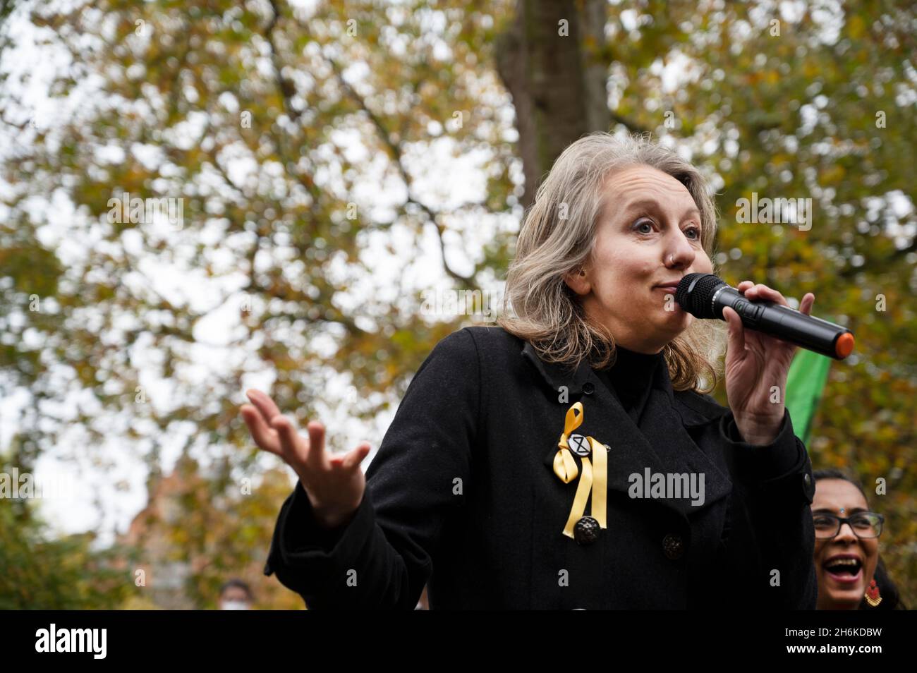 Londra. Lincoln's Inn Fields. Estinzione la ribellione segna la fine del COP 26. Estinzione Rebellion co-fondatore Dr Gail Bradbrook parlare. Foto Stock