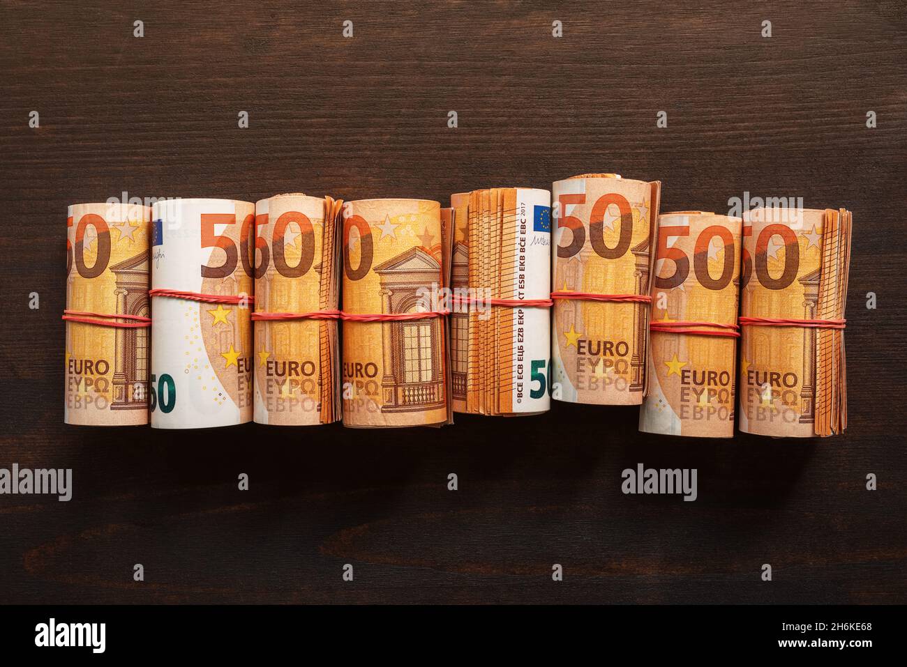 Cinquanta euro bankroll, moneta rotolata dell'Unione europea per risparmio e investimento concetto, vista dall'alto Foto Stock
