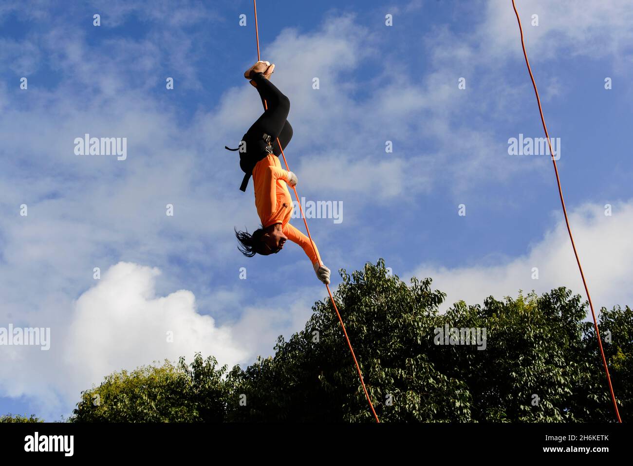 Salvador, Bahia, Brasile - Setembro 17, 2017: Donna che pratica il rapel su una passerella pedonale. Salvador Bahia Brasile. Foto Stock