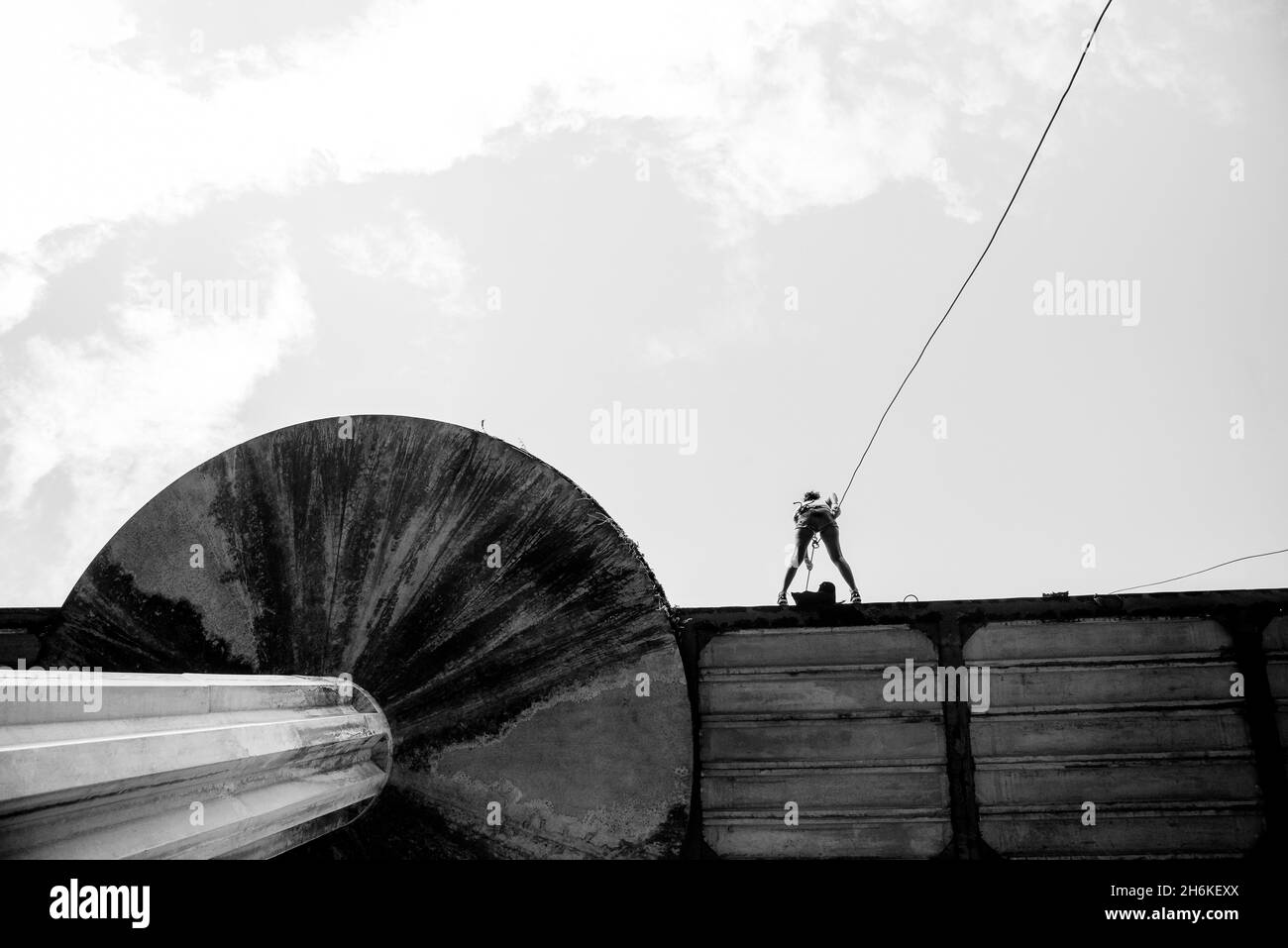 Donna che pratica il rapel su una passerella pedonale. Salvador Bahia Brasile. Foto Stock