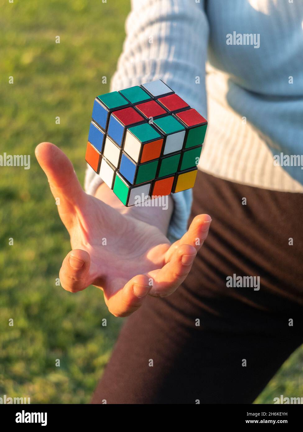 Rubik's Cube o Magic Cube sospeso a mezz'aria. Foto Stock