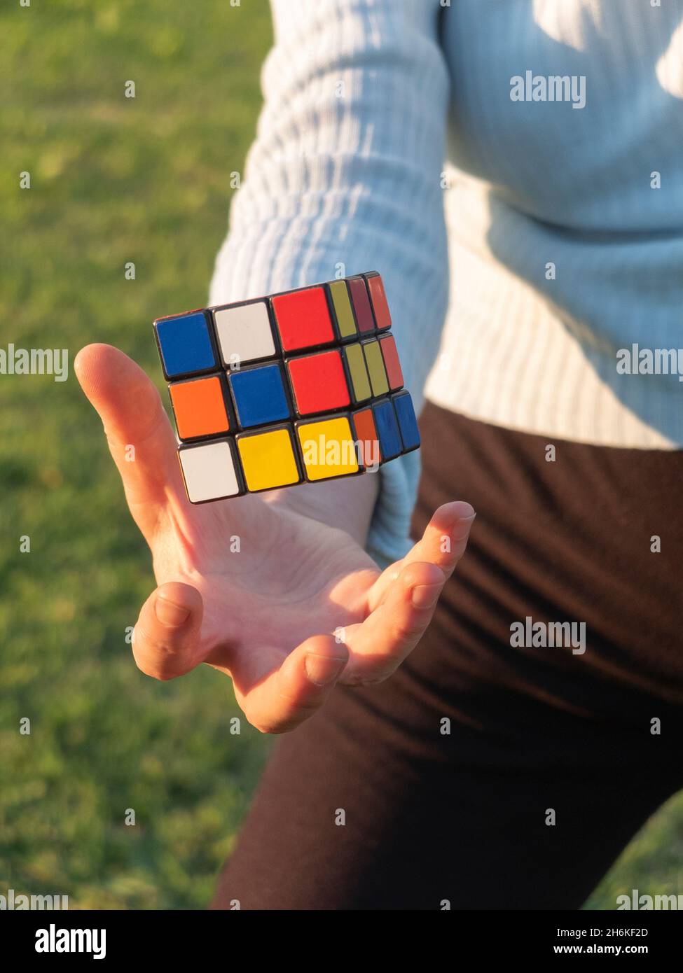Rubik's Cube o Magic Cube sospeso a mezz'aria. Foto Stock