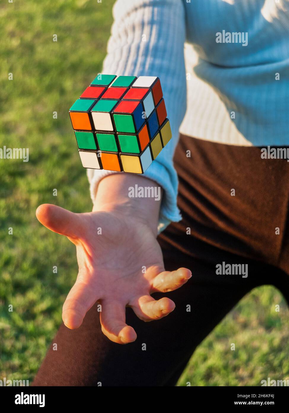 Rubik's Cube o Magic Cube sospeso a mezz'aria. Foto Stock
