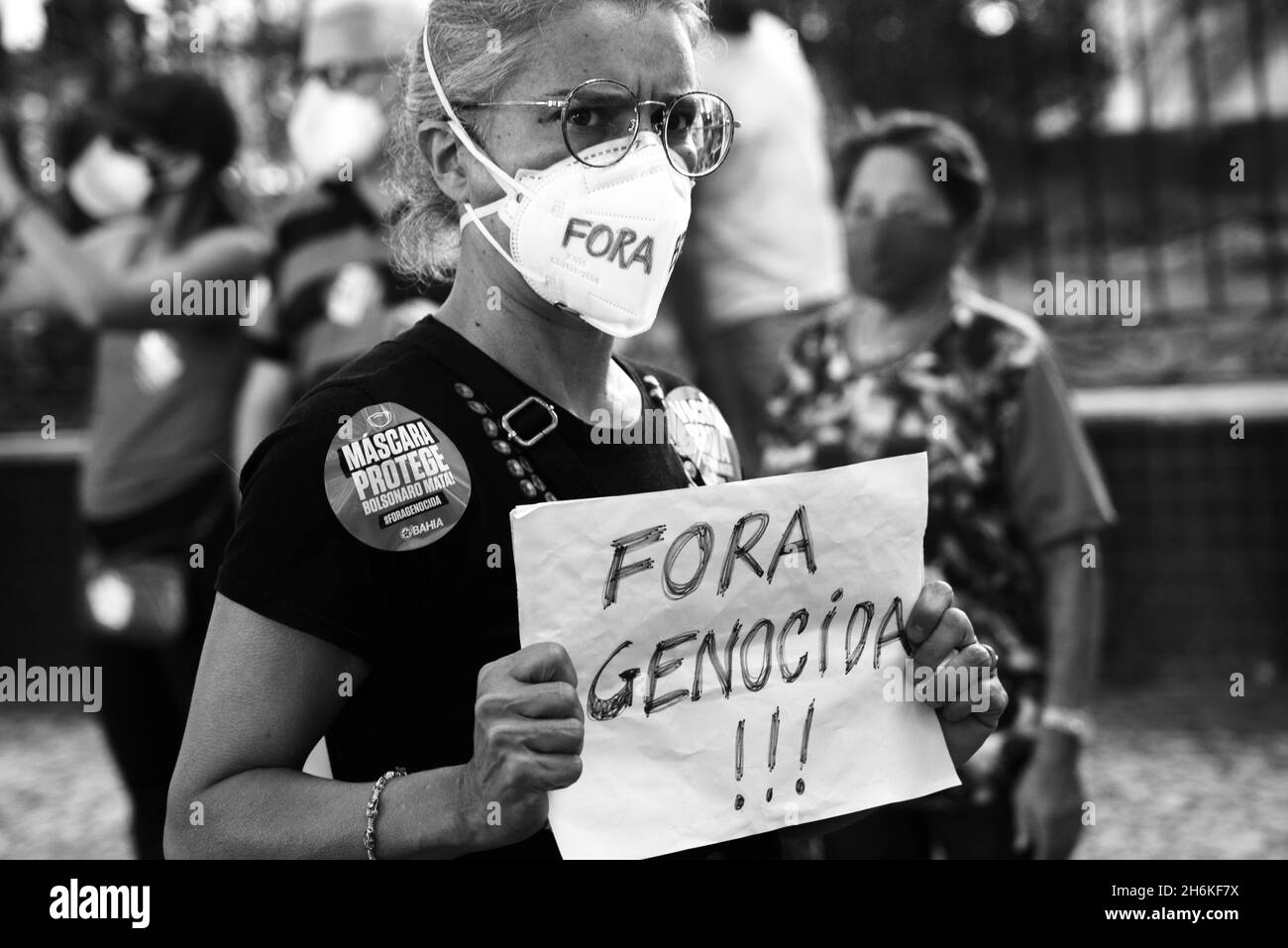 I manifestanti protestano contro il governo del presidente Jair Bolsonaro nella città di Salvador. Foto Stock