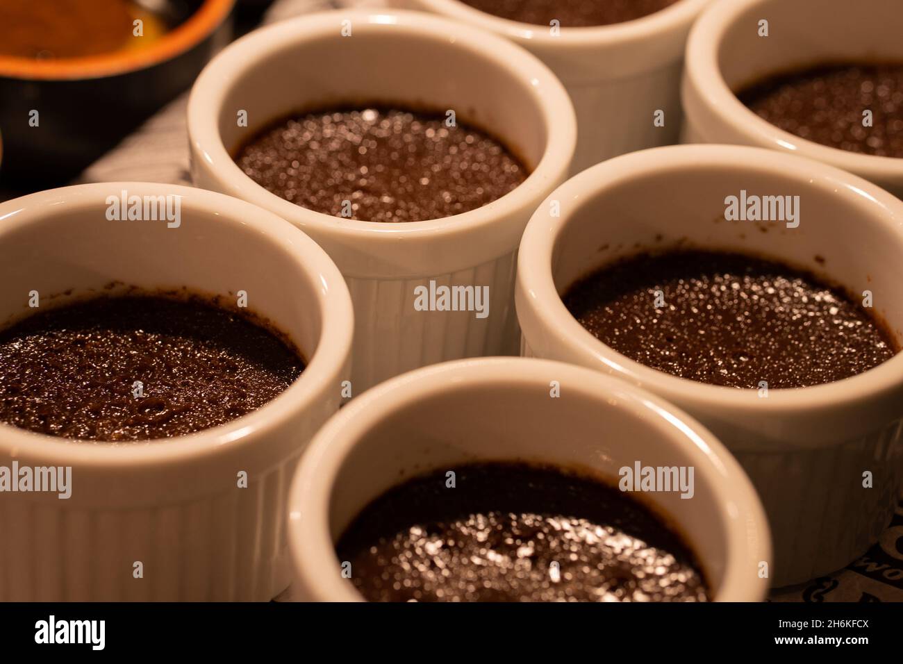 Torta brownie con cioccolato macinato e biscotto in un bicchiere. Foto Stock