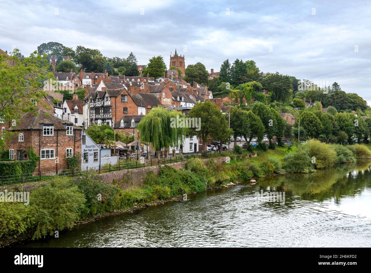 Bridgnorth nello Shropshire. Il fiume Severn si divide in una città alta e bassa. Foto Stock