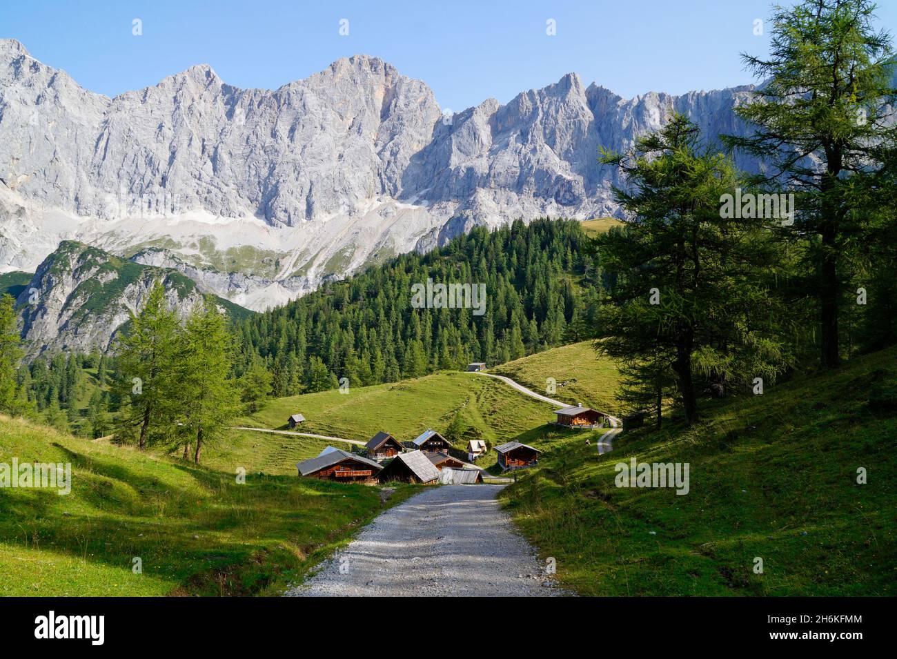 Un bellissimo villaggio alpino nella valle di Neustatt nella regione di Schladming-Dachstein in Austria (Stiria) Foto Stock