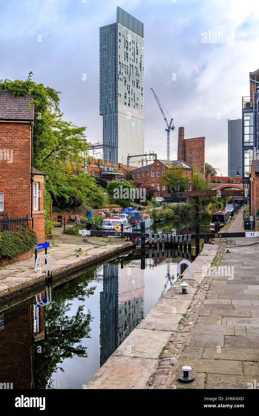 L'area di Castlefield di Manchester. I canali Bridgewater e Rochdale dominano la zona con meravigliosi ponti antichi, lucchetti e viadotti. Foto Stock