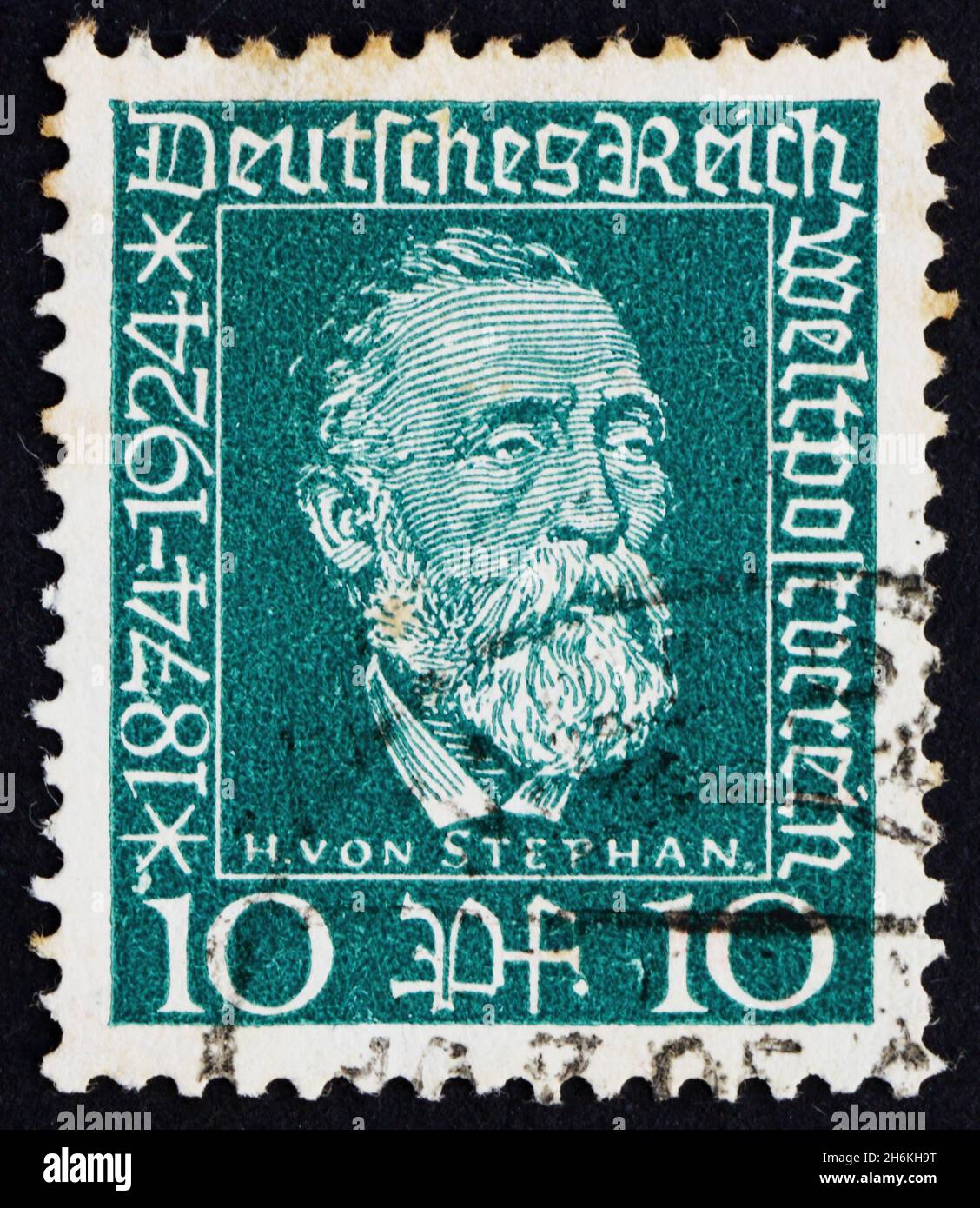 GERMANIA - CIRCA 1924: Un francobollo stampato in Germania mostra il Dr. Heinrich von Stephan, direttore generale della posta per l'impero tedesco, circa 1924 Foto Stock