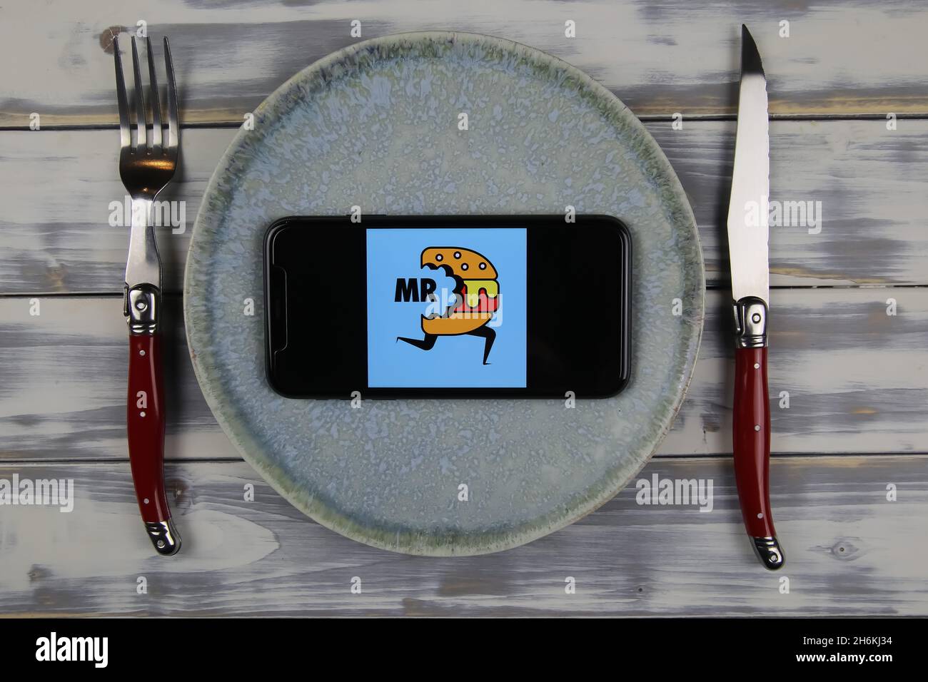 Viersen, Germania - 9 giugno. 2021: Primo piano dello schermo del telefono mobile con la scritta del logo del servizio di consegna in linea del cibo del signor D sul piatto (fuoco sul centro di p Foto Stock