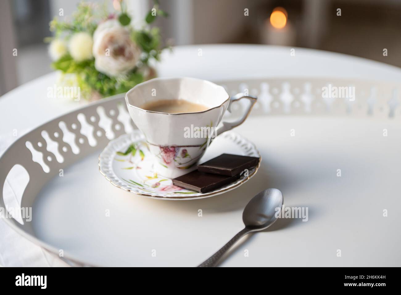 Elegante tazza di caffè espresso nero con cioccolato nero su uno splendido vassoio bianco presso la caffetteria Foto Stock