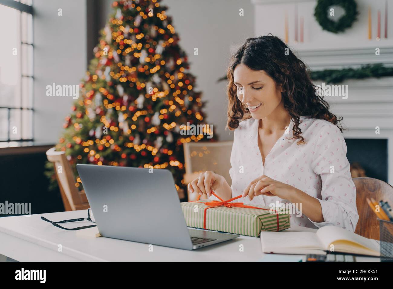 Bella donna italiana donna affari donna decorazione natale presenti sul posto di lavoro durante le vacanze Christms Foto Stock