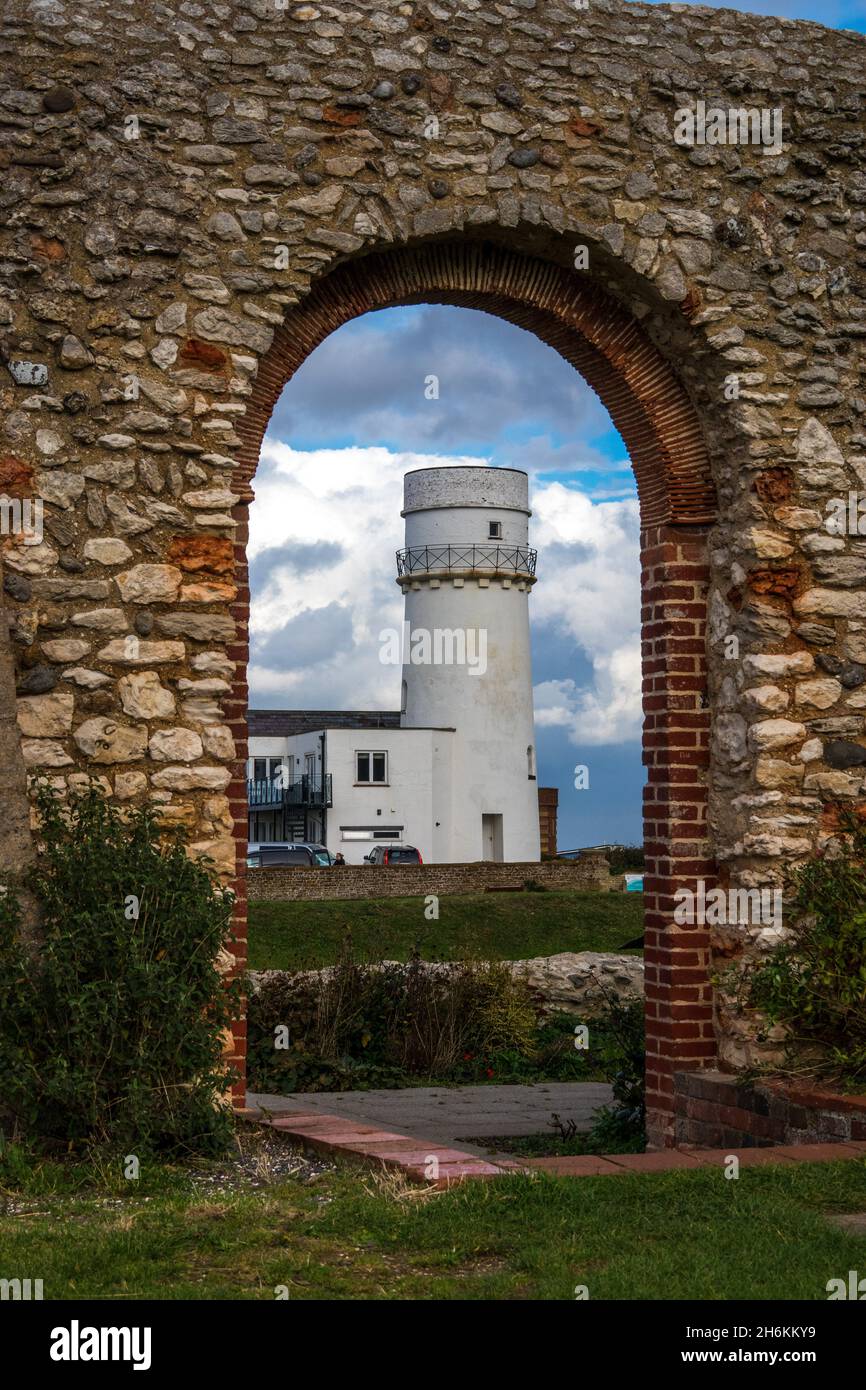 La cappella di Hunstanton ha arcate ingresso rovine che mostra il vecchio faro attraverso la chiesa arco Hunstanton Nord Norfolk Inghilterra Foto Stock